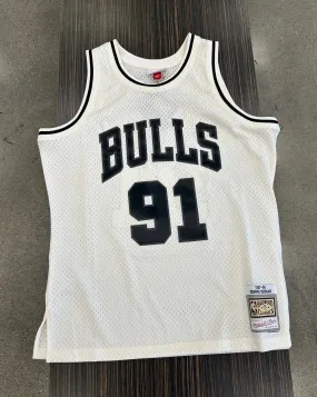 MITCHELL & NESS NBA OFF COURT BULLS 1997 DENNIS RODMAN JERSEY CREAM